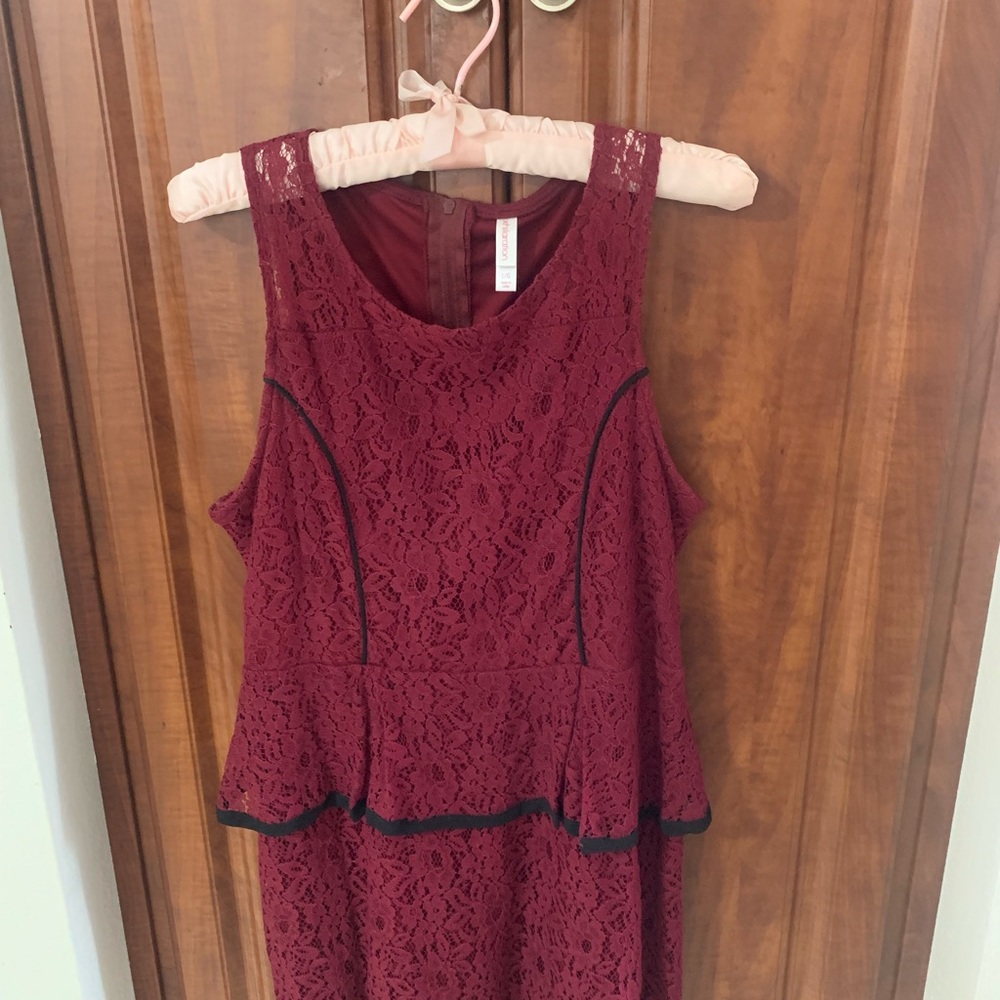 XHILARATION MAROON LACY SLEEVELESS DRESS WITH BLACK TRIM SIZE LARGE